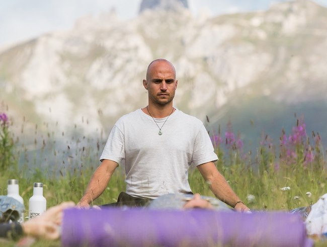 YOGA WITH EMILIEN